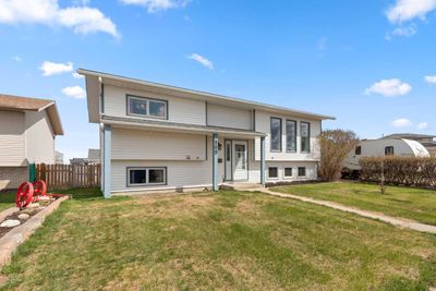 909 7 St Se, House detached with 4 bedrooms, 2 bathrooms and 2 parking in Redcliff AB | Image 2