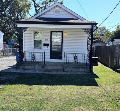 View of front of house featuring a front yard | Image 1