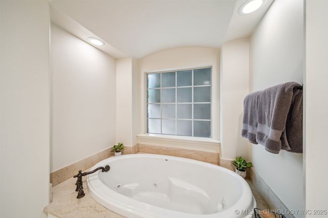 6922 Hackberry Rdg, House other with 5 bedrooms, 5 bathrooms and null parking in Owasso OK | Image 21