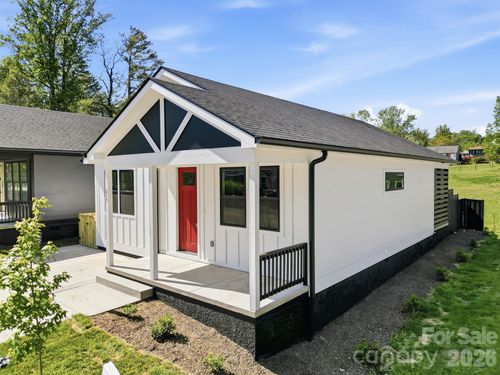 615 W Allen St, Hendersonville, NC, 28739-4925 | Card Image