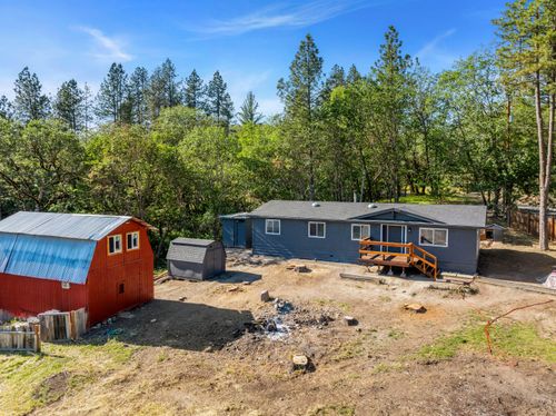 221 Hansen Dr, Grants Pass, OR, 97526-9327 | Card Image