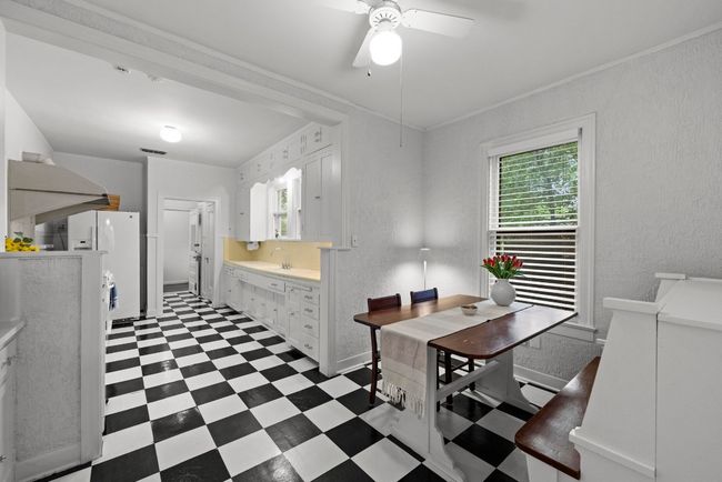 This breakfast table and bench is not built-in. | Image 15