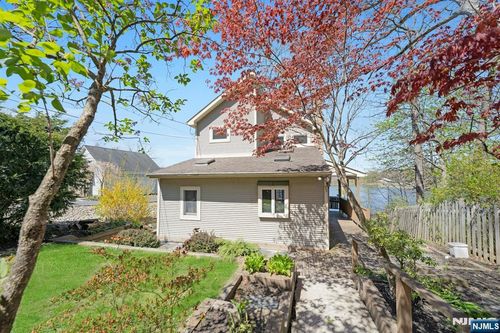 95 Wildwood Rd, Oak Ridge, NJ, 07438-9151 | Card Image