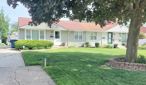 8923 S Main St, Hometown, IL, 60456-1104 | Card Image
