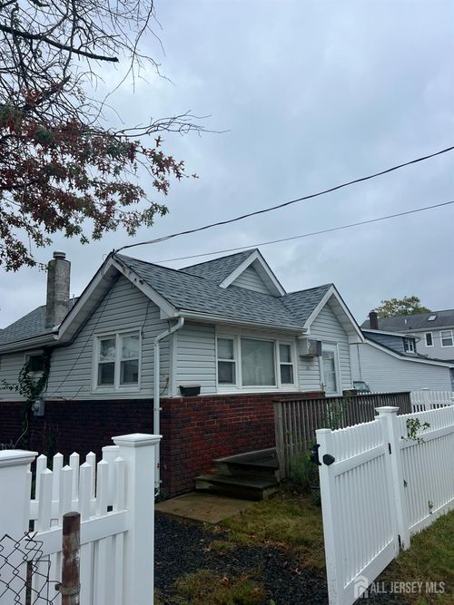 301 Shoreland Cir, South Amboy, NJ, 08879-2757 | Card Image