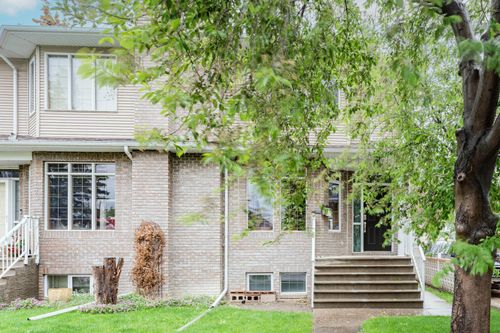 256 43 Ave Nw, Calgary, AB, T2K0H6 | Card Image