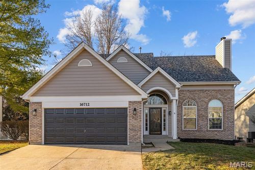 16712 Chesterfield Farms Dr, Chesterfield, MO, 63005-1656 | Card Image