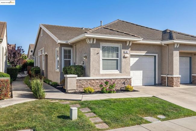 664 Prince Albert Way, Home with 2 bedrooms, 2 bathrooms and 1 parking in Brentwood CA | Image 4