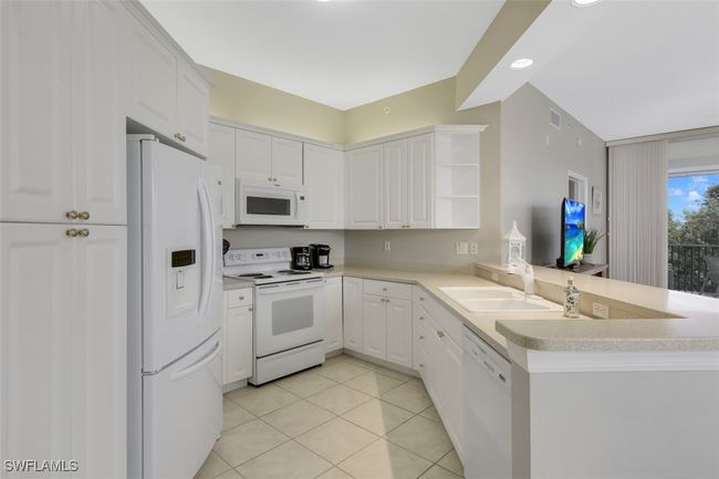 APT-404 - 450 Launch Cir, Condo with 3 bedrooms, 2 bathrooms and null parking in NAPLES FL | Image 6