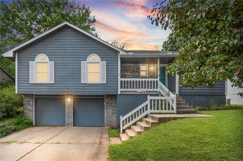 1108 Ne Ridgeview Dr, Lee's Summit, MO, 64086-6701 | Card Image