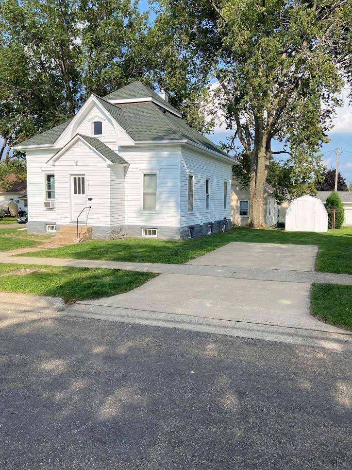 Pine St, Reinbeck, IA 50669