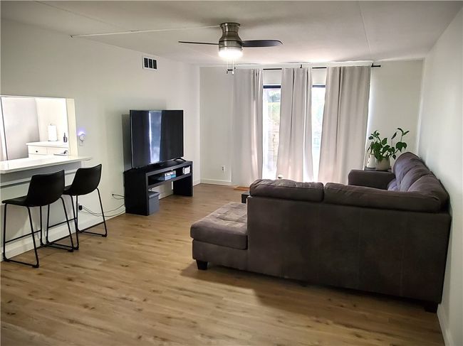 912 Forest Green Dr, Condo with 2 bedrooms, 2 bathrooms and 1 parking in Coraopolis PA | Image 5