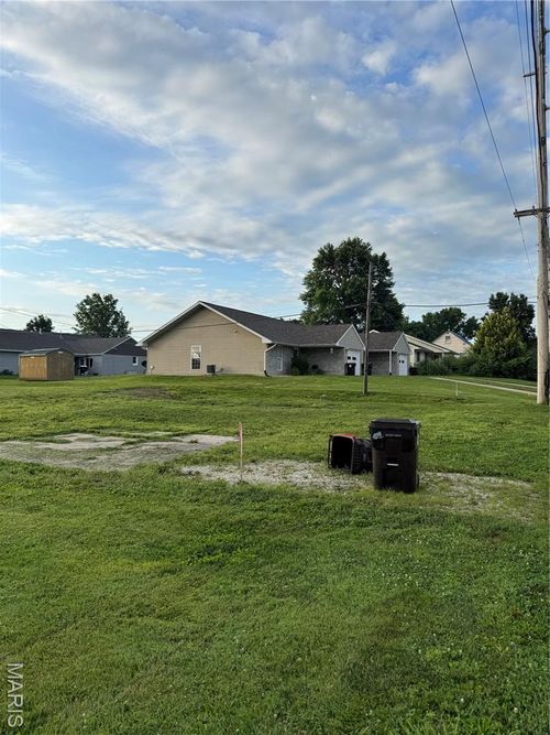 815 N Dickerson St, Palmyra, MO, 63461-1110 | Card Image