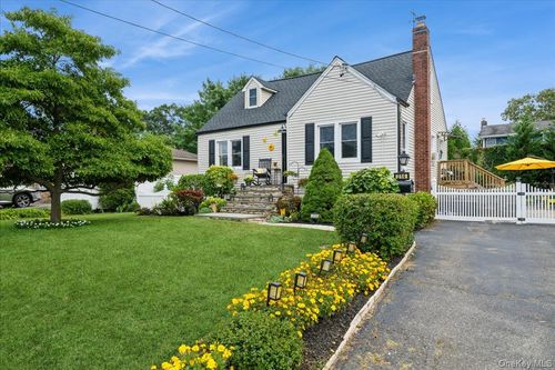 214 Chelsea Ave, West Babylon, NY, 11704-3933 | Card Image