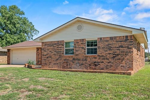 537 Sunset Dr, Watonga, OK, 73772-1221 | Card Image