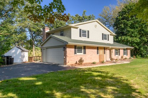 9523000 River Oaks Dr, Big Bend, WI, 53103-9737 | Card Image