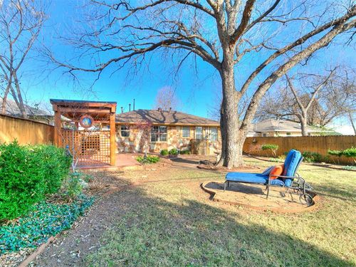 1924 Westchester Dr, The Village, OK, 73120-1131 | Card Image