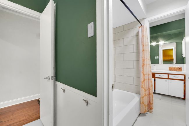 bathroom with Jack and Jill | Image 17