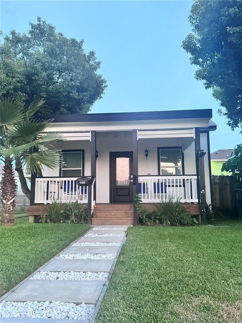 2811 Avenue Q 1/2, Galveston, TX, 77550-7734 | Card Image