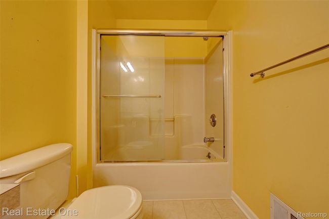 Upstairs bath | Image 33