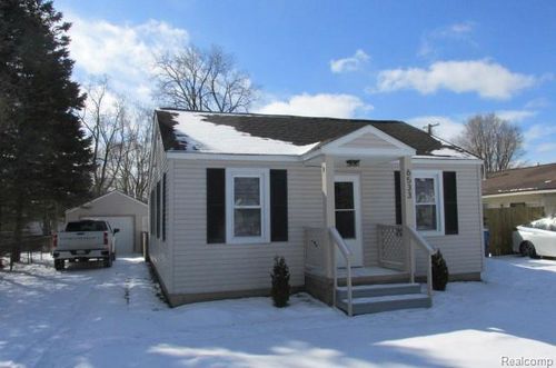 6533 Cloverton Dr, Waterford, MI, 48329-1201 | Card Image