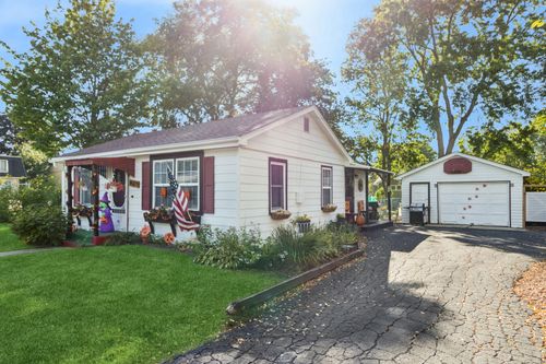 101 Oakleaf Rd, Lake In The Hills, IL, 60156-1232 | Card Image