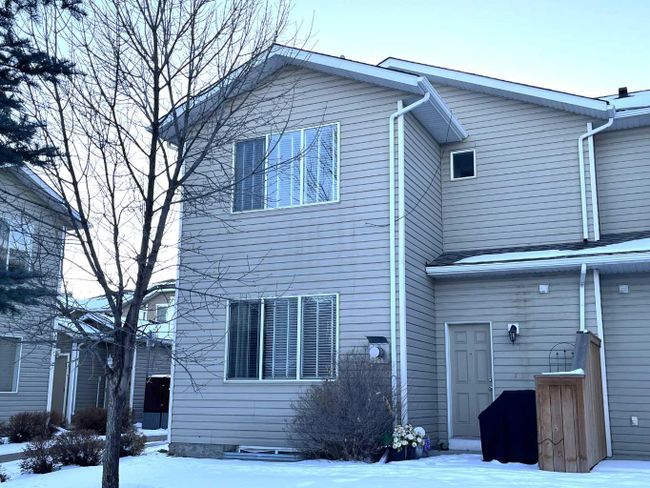107 Bridleridge Manor Sw, Home with 3 bedrooms, 2 bathrooms and 1 parking in Calgary AB | Image 4