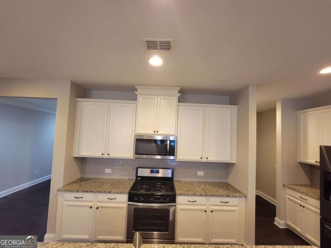 8265 Village Pl, Townhouse with 3 bedrooms, 3 bathrooms and 2 parking in Suwanee GA | Image 11