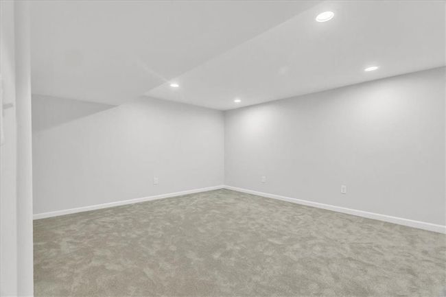 Living Room in LL | Image 31