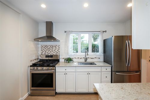 6 Gerhard Rd, Plainview, NY, 11803-5502 | Card Image