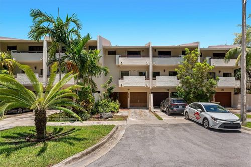 2525-2525 Ne 135th St, North Miami, FL, 33181-3586 | Card Image
