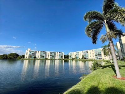 305 - 131 Se 3rd Ave, Condo with 2 bedrooms, 2 bathrooms and null parking in Dania Beach FL | Image 2