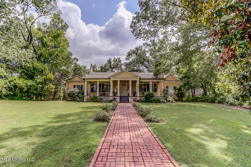 127 W Gholson Ave, Holly Springs, MS, 38635-2925 | Card Image