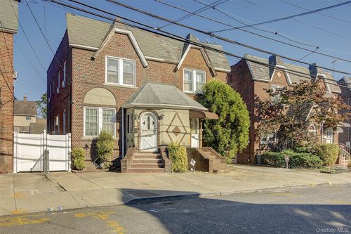 9507 239th St, Floral Park, NY, 11001-3826 | Card Image