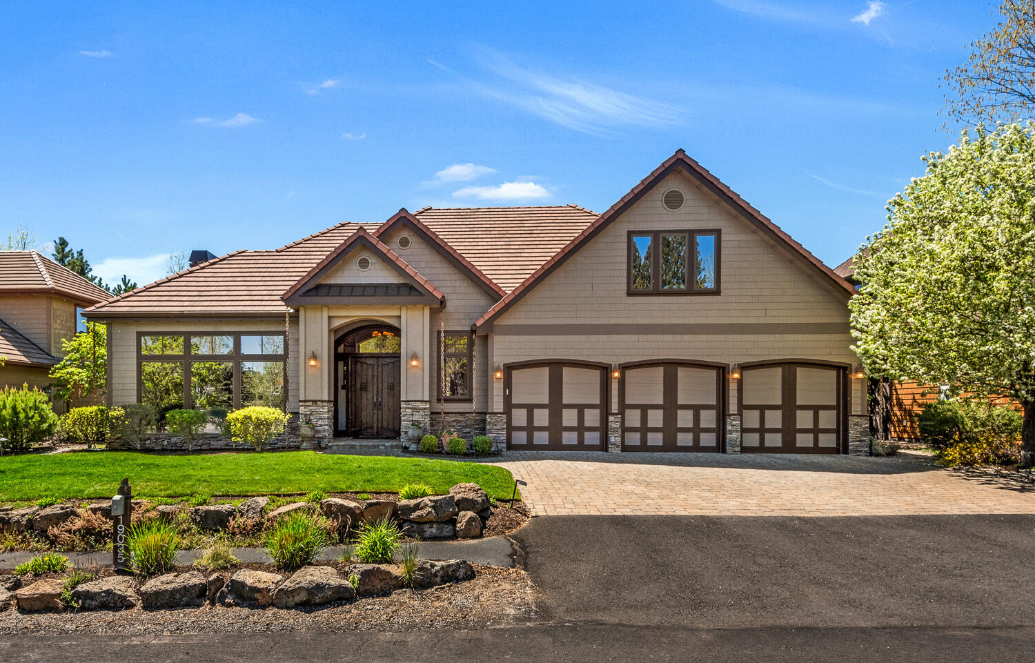MT Mcloughlin Ln, Bend, OR 97703