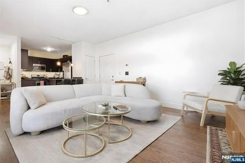 105-107 Broad St, Newark, NJ, 07104-3985 | Card Image