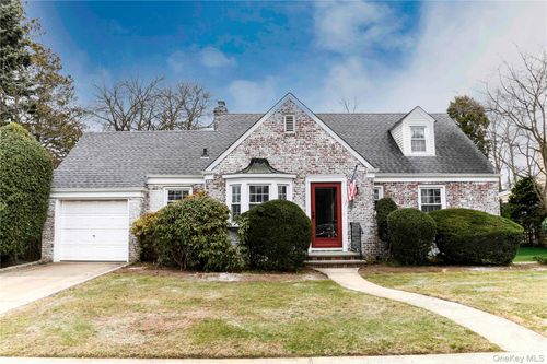138 Chestnut St, Lynbrook, NY, 11563-1842 | Card Image