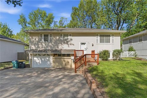 305 Franklin St, Spring Hill, KS, 66083-8706 | Card Image