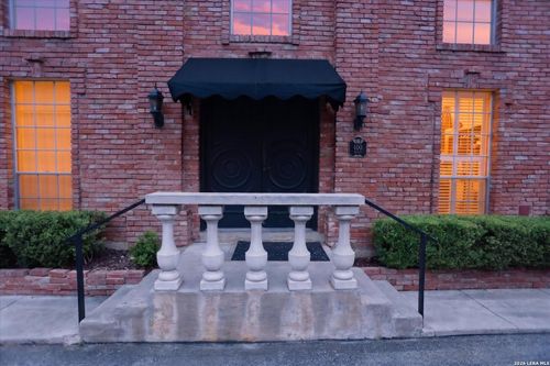 400-e-8033 N New Braunfels Ave, San Antonio, TX, 78209-2706 | Card Image