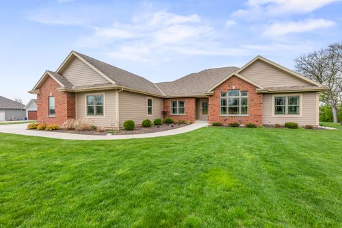 2798663 Twin Pines Cir, Hartland, WI, 53029-8592 | Card Image