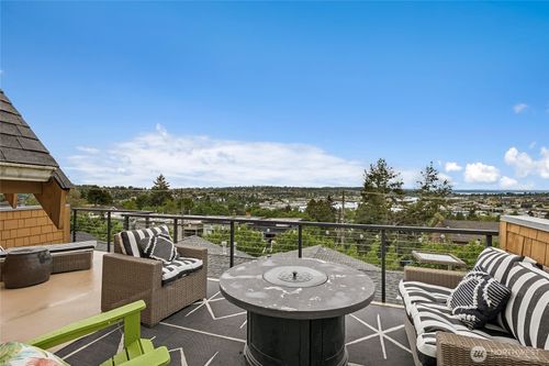 b-4318 Greenwood Ave N, Seattle, WA, 98103-7022 | Card Image