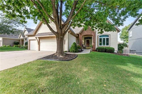 8000 W 154th St, Overland Park, KS, 66223-2753 | Card Image