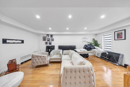39 Decker Hollow Cir, Brampton, ON, L6X0K9 | Card Image