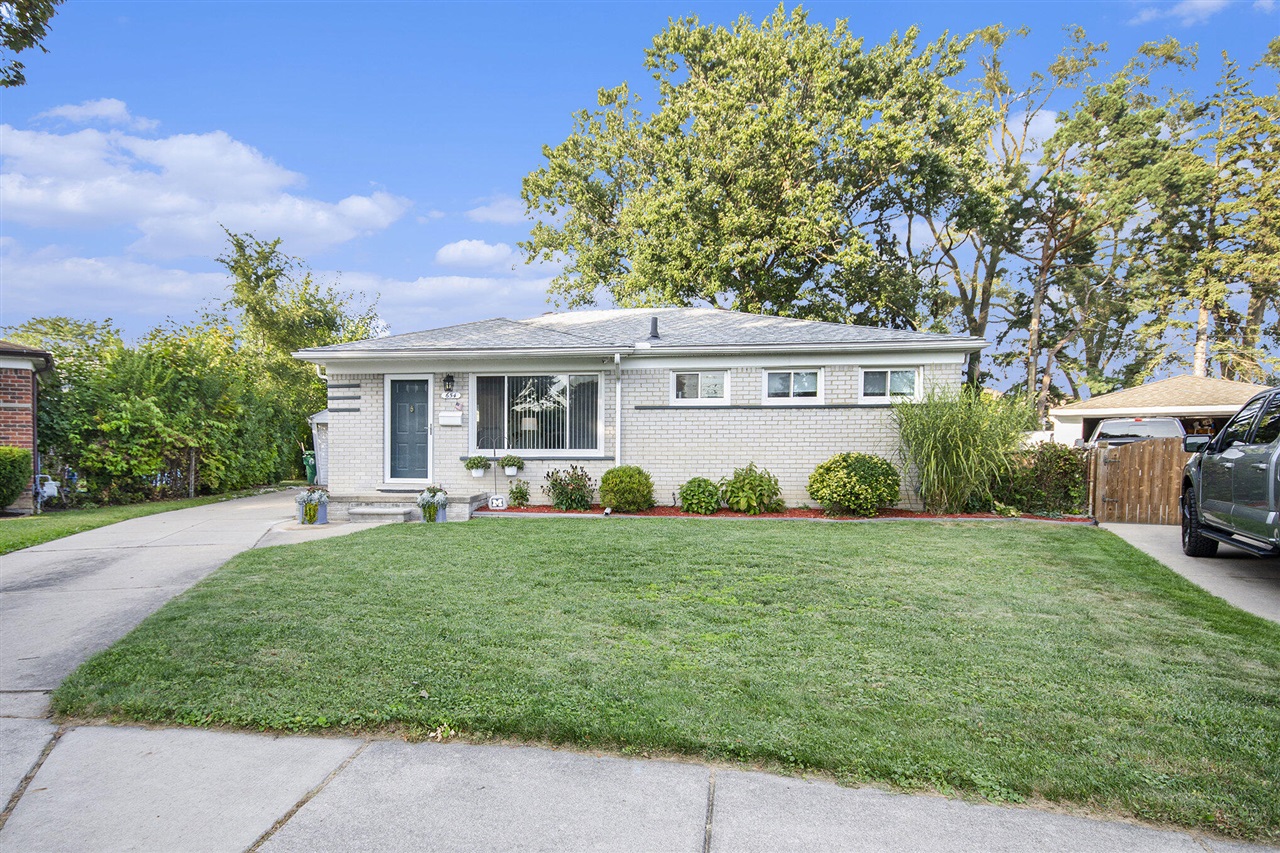 Michelle Ct, Garden City, MI 48135