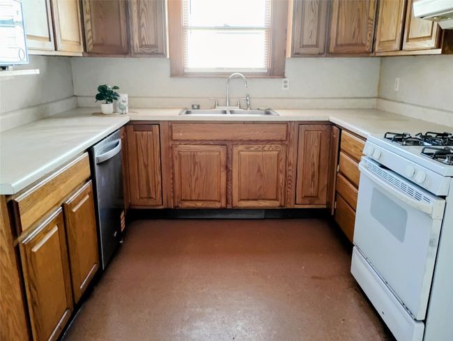 Many Kitchen Cabinets. | Image 6