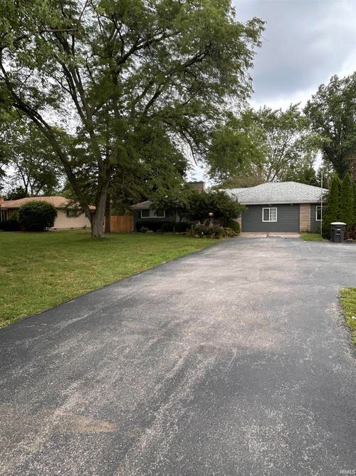 8951 Stellhorn Rd, Fort Wayne, IN, 46815-4413 | Card Image