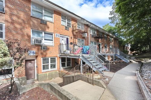 215 Kearsing Pkwy, Monsey, NY, 10952-2207 | Card Image