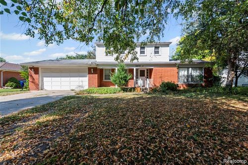 2415 Otter St, Warren, MI, 48092-3751 | Card Image