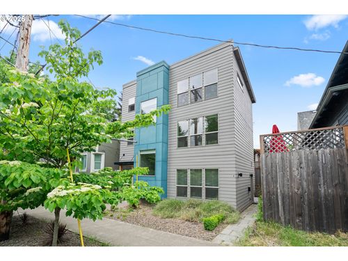 2885 Ne Couch St, Portland, OR, 97232 | Card Image