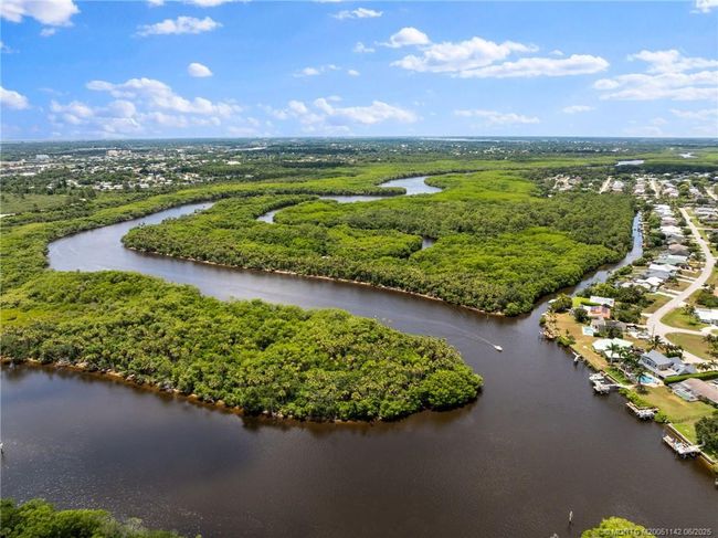 1339 Se Coral Reef St, House other with 3 bedrooms, 2 bathrooms and 2 parking in Port Saint Lucie FL | Image 13